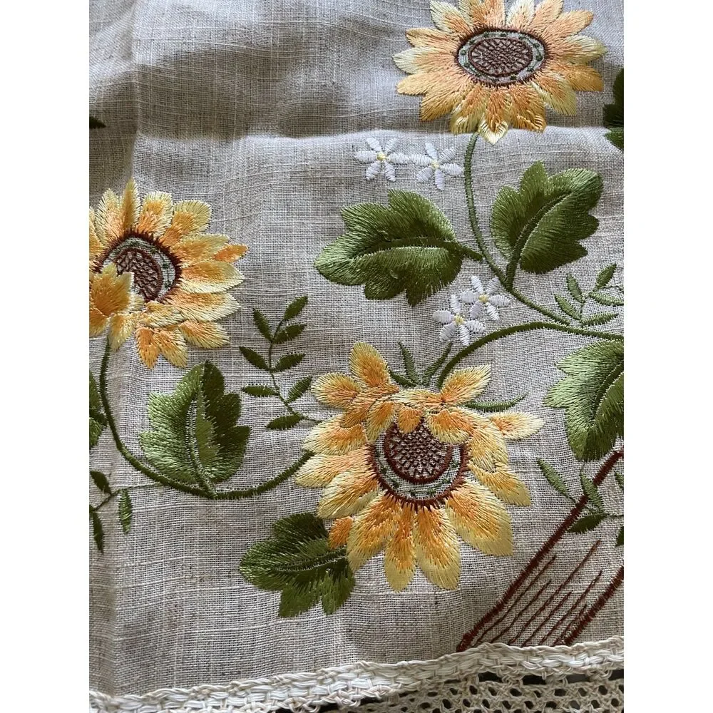 NIB Vintage Embroidered Sunflower Square Tablecloth Table Topper 33x33